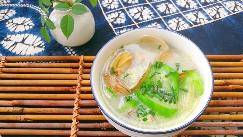 去湿化瘀，丝瓜花蛤汤,夏季来一碗简简单单的丝瓜花蛤汤，去湿化瘀排毒有奇效哦。