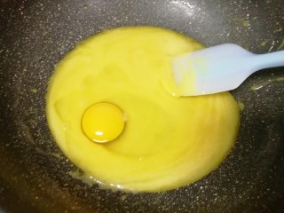 俄式提拉米苏,稍微晾一会儿（太热会把鸡蛋烫熟的）分两次加入两个鸡蛋，加入鸡蛋后快速搅拌均匀。