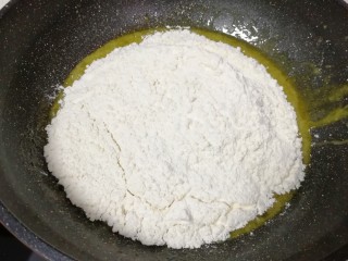 俄式提拉米苏,筛入面粉。