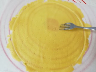 俄式提拉米苏,划好圆形之后，周围多余的面片不要去掉，跟着一起烤，一会还有用，用叉子在面片上均匀的扎上眼。