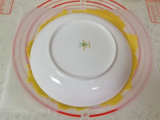 俄式提拉米苏,用一个8寸的盘子放在上面，用牙签在周围划一圈。