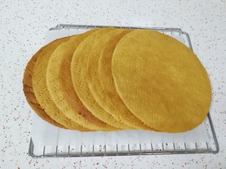 俄式提拉米苏,8张饼皮都烤好了，放一边备用。