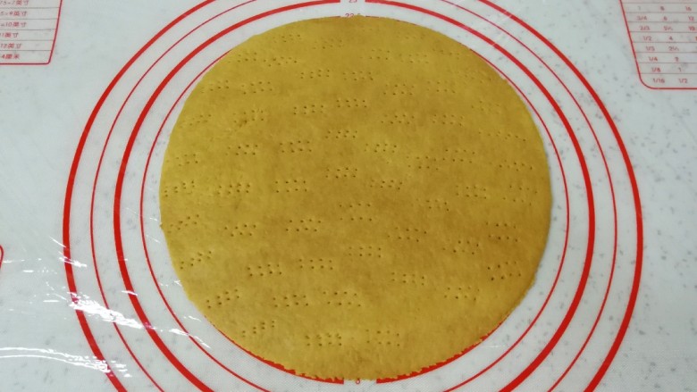 俄式提拉米苏,揉面垫上铺上保鲜膜，放上一张饼皮。