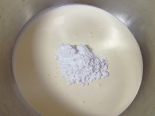 俄式提拉米苏,淡奶油加入糖霜。