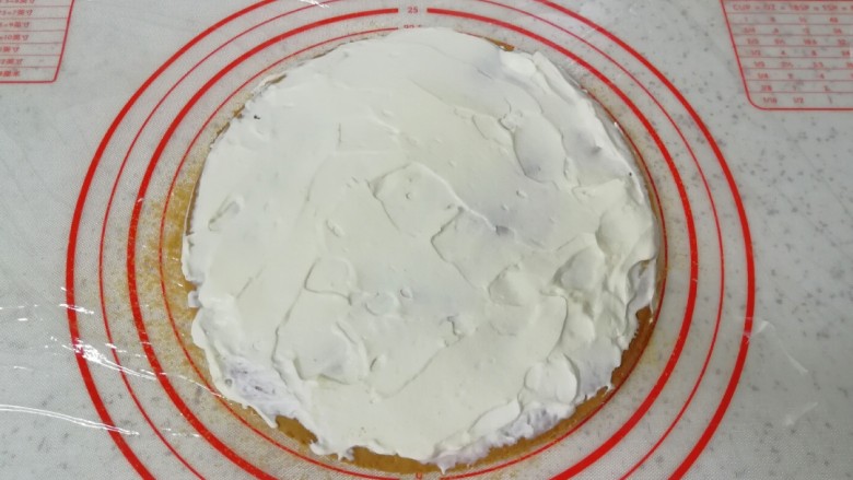 俄式提拉米苏,接下来做第二层，抹上奶油。