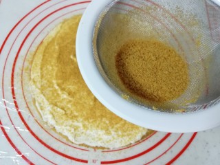 俄式提拉米苏,均匀的抹上奶油，筛上一层饼皮粉。