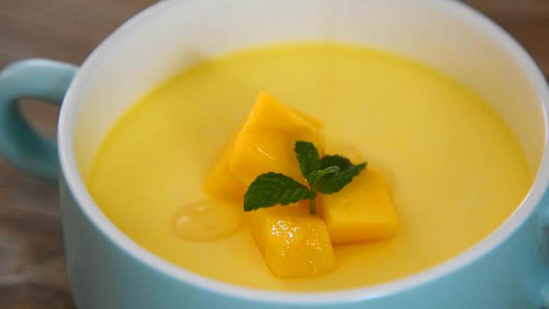 芒果牛奶炖蛋—嫩滑无比，呲溜一下滑入肚子里,静置放凉，加入芒果粒和蜂蜜即可。