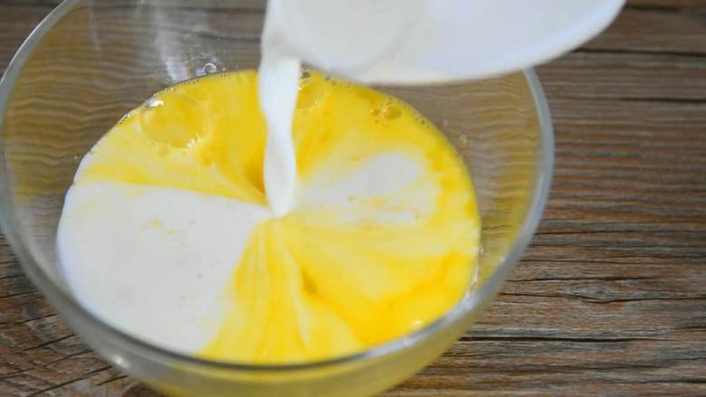 芒果牛奶炖蛋—嫩滑无比，呲溜一下滑入肚子里,倒入牛奶搅拌均匀。