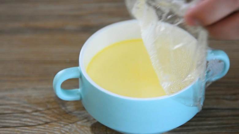 芒果牛奶炖蛋—嫩滑无比，呲溜一下滑入肚子里,15分钟后关火取出炖蛋，去掉保鲜膜