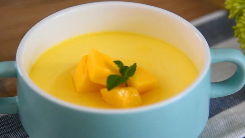 芒果牛奶炖蛋—嫩滑无比，呲溜一下滑入肚子里,既是甜品，又是急速早餐哦~
