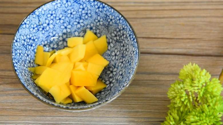 芒果牛奶炖蛋—嫩滑无比，呲溜一下滑入肚子里,芒果切粒备用。