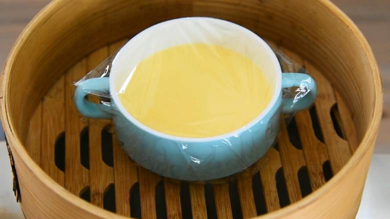 芒果牛奶炖蛋—嫩滑无比，呲溜一下滑入肚子里,包一层保鲜膜或扣上稍大的盘子，移入冷水锅，大火蒸15分钟。