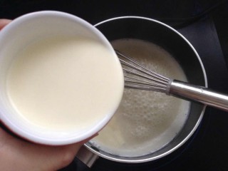 【桂花杏仁豆腐】,将淡奶油倒入。