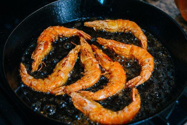 椒盐虾,把油加热。迅速将虾放入油中，每只虾之间留有一定的空隙，将虾分批油炸，每边煎30秒。