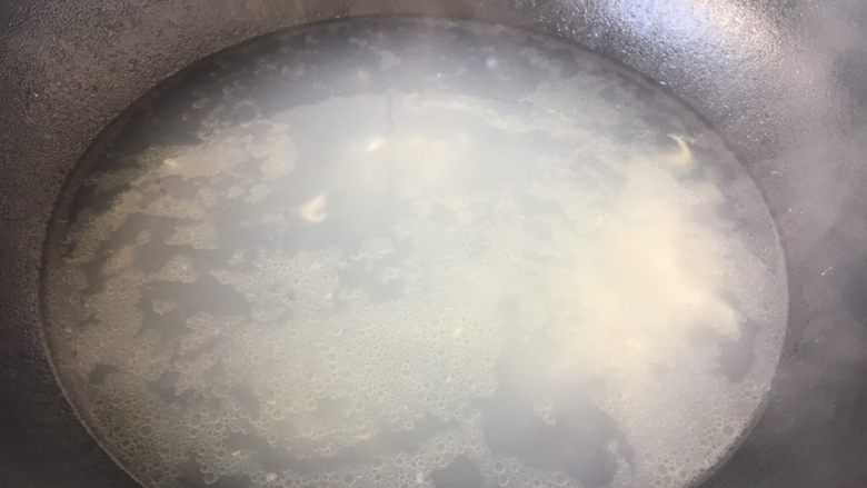 丝瓜丸子汤,放入适量的开水，煮开，煮至汤色发白。