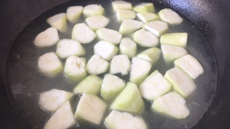 丝瓜丸子汤,放入切好的丝瓜块，煮开。