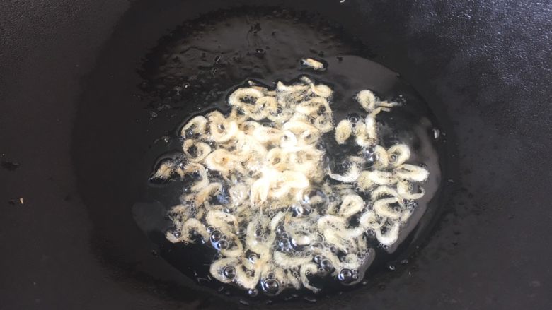丝瓜丸子汤,热锅凉油，放入干的小虾皮，炒出香味。
干的小虾皮要提前清洗干净，沥干水分。