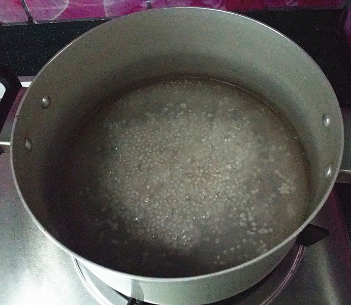 火龙果椰浆西米露,敞开锅煮滚后转中小火，一直保持沸腾状态
