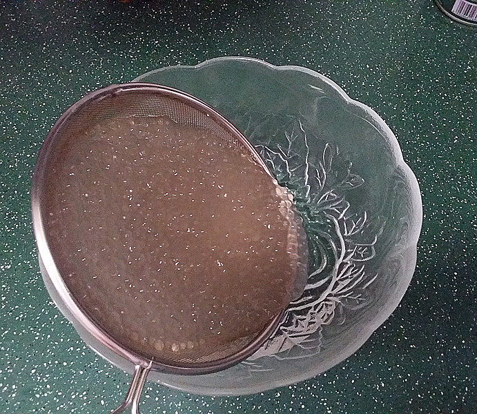 火龙果椰浆西米露,用漏勺将西米捞出，放至事先备好的冰开水中待凉