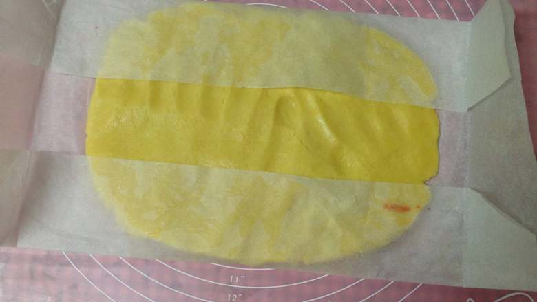 枣泥酥,
把油纸折成30cmx21cm左右的长方形，放入冷藏好的面团压扁