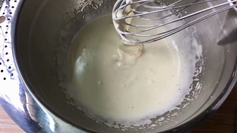 可可海绵蛋糕条,打发至体积蓬松颜色变白，提起打蛋头滴落液体不易消失状态

