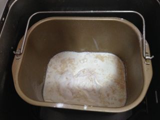 豆沙花环包,所有食材入面包机桶，底部加入液体原料，上面加入高粉、低粉和酵母，启动面包机和面程序30分钟