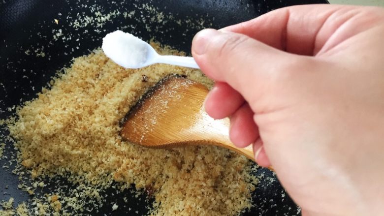 避风塘炒虾,面包糠炒出颜色后加盐，翻炒均匀