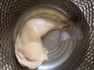 川味口水鸡,将煮好的鸡腿取出，放入冰水里。