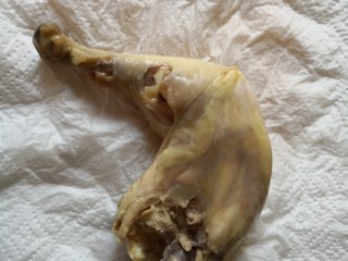 川味口水鸡,鸡腿取出后，用厨房纸吸干水。然后把大骨去掉。