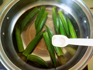 凉拌秋葵,放入一小勺盐，让蔬菜颜色翠绿
