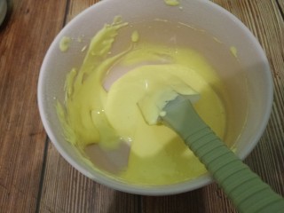 蛋黄溶豆,用刮刀翻拌均匀，要翻拌，不要搅拌，以免消泡。