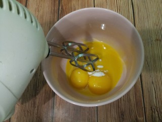 蛋黄溶豆,用打蛋器把蛋黄打发。