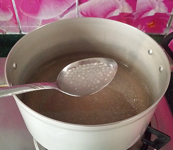 火龙果椰浆西米露,边煮边用调羹搅拌，以防糊锅