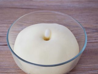 酸奶餐包,手指沾水或面粉戳一小洞，不反弹不回缩即发酵成功