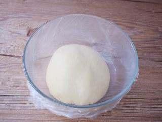 酸奶餐包,取出面团揉圆盖上保鲜膜放在温暖处发酵至两倍大左右