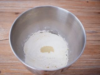 酸奶餐包,把主材料除黄油外全部放入和面桶，顺序为酸奶、鸡蛋液、糖和盐对角放，然后放面粉，最上面放酵母