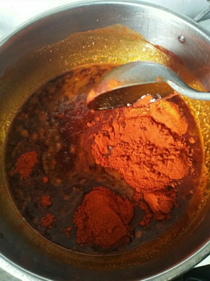 饸饹,因为汤需要辣油所以锅内放油多一点，油烧热到7成热放入葱末炒香，放入辣椒粉。喜欢吃辣椒的可以多放一点。
