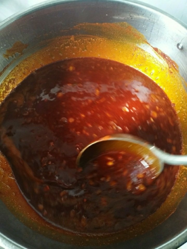 饸饹,加入辣椒粉以后要小火一直搅拌，防止辣椒烧焦。熬制30分钟吃的时候就不会感觉特别辣。