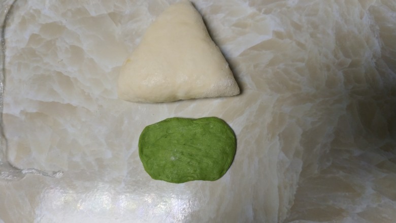端午节手工粽心造型软欧包,取一份绿色面团，擀成长条