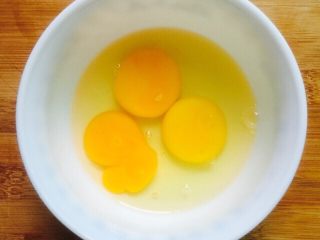 营养美味+银鱼炒鸡蛋,取三个土鸡蛋磕入碗里