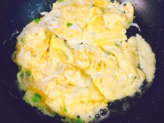 营养美味+银鱼炒鸡蛋,再翻面炒熟