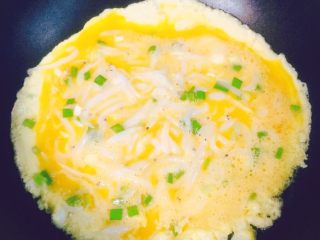 营养美味+银鱼炒鸡蛋,轻轻晃动锅子转圈使蛋液成圆形，中火慢煎使蛋液稍凝固成型