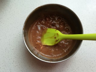 费列罗巧克力慕斯杯,接着把酸奶液倒入费列罗巧克力碎中，搅拌至巧克力融化。