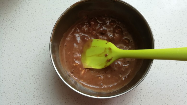 费列罗巧克力慕斯杯,接着把酸奶液倒入费列罗巧克力碎中，搅拌至巧克力融化。