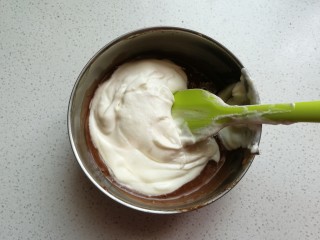 费列罗巧克力慕斯杯,再把打发好的淡奶油倒入巧克力糊中翻拌均匀。