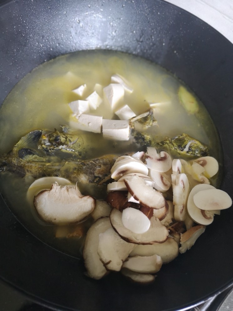 菌菇豆腐昂刺鱼汤,放入蘑菇，豆腐