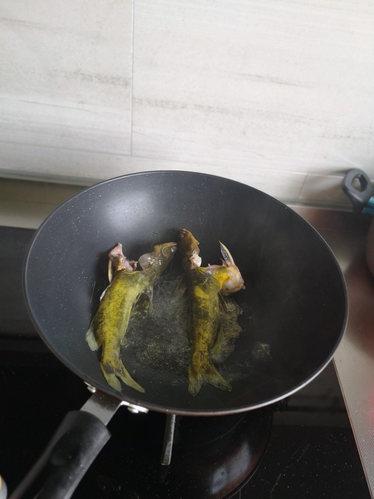 菌菇豆腐昂刺鱼汤,锅里放油
放入昂刺鱼