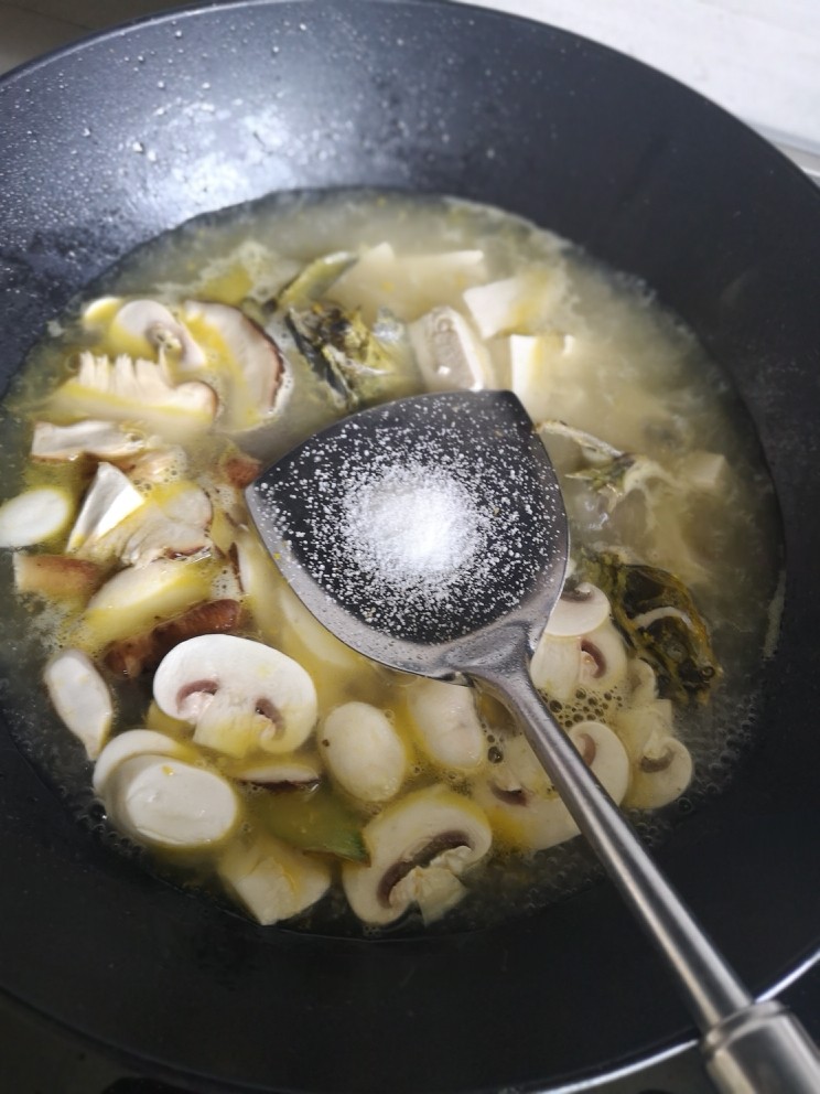 菌菇豆腐昂刺鱼汤,放盐
中小火焖一会儿
改小火炖二十分钟左右