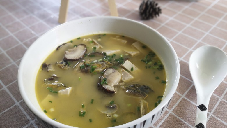 菌菇豆腐昂刺鱼汤,鲜美的昂刺鱼汤最适合小孩了
补钙，又没什么鱼刺