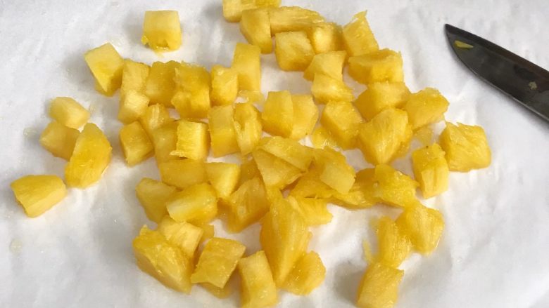 香甜菠萝糯米饭,取100克菠萝果肉，切成小丁备用。